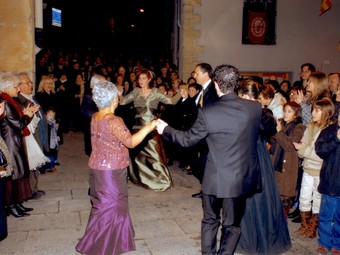 La plaça de les Voltes es vesteix de gala amb el ball del Bo-Bo.  PDF