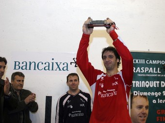 Waldo alça el trofeu que l'acredita com a campió Individual de Raspall de 2009. /  ARXIU
