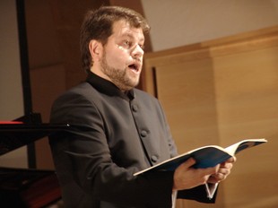 Roger Padullés durant un recital, el mes de gener a Cambrils.  ANNA ESTALLO