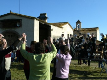 Les sardanes no falten mai a l'aplec de Sant Vicenç.  SORTIM