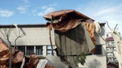 El vent va destrossar el pavelló de Santa Coloma de Cervelló, un dels pobles afectats per la tempesta.  GABRIEL MASSANA