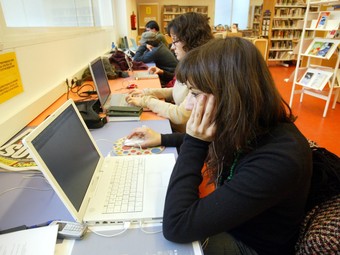 Una imatge d'arxiu d'una zona Wi-Fi situada a una biblioteca. GABRIEL MASSANA