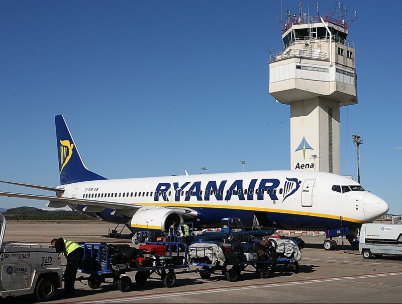 Una imatge d'arxiu de la torre de control, amb una avió de Ryanair en primer terme. MANEL LLADÓ