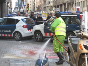 Els serveis de neteja netegen la vorera de la travessera de Gràcia on va caure mort Félix Martínez Touriño el 9 de febrer. N.P.