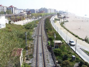 Imatge d'arxiu de la via única del tren de la línia de Rodalies a l'entrada del municipi de Calella. T.M