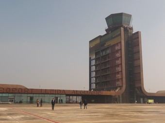 La terminal i la torre de control de l'aeroport de Lleida-Alguaire ara fa dos mesos, en el tram final de les obres.  D.M