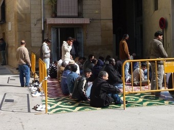 Molts fidels que acudeixen a la mesquita de Tortosa han de fer l'oració dels divendres al carrer, per falta d'espai. G.M