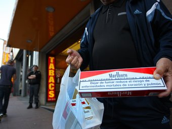 La diferència de preu del tabac atrau molts nordcatalans al Pertus i La Jonquera. EL PUNT