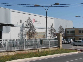La multinacional Lear fabrica cablejat pel sector de l'automoció a Roquetes.  L.M
