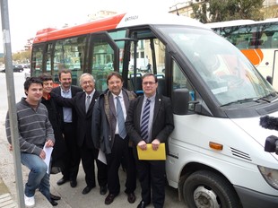 Alcaldes, director general i regidors durant la presentació de la línia de bus. T.M