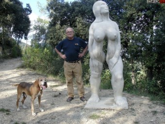 Xicu Cabanyes i una de les seves escultures, en un fotograma del DVD-ROM ‘Un passeig pel bosc de can Ginebreda' EL PUNT AVUI