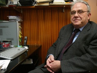 Manuel López, al seu despatx a Abrera.  GABRIEL MASSANA