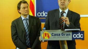 El secretari general adjunt de CDC, Felip Puig, amb el líder de CiU, Artur Mas, en una imatge d'arxiu.  ANDREU PUIG