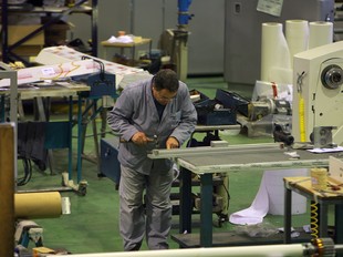 Un operari treballa a l'empresa central del polígon industrial Mas Aliu d'Aiguaviva.  MANEL LLADÓ