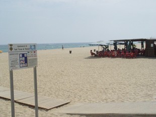 Una imatge d'arxiu de la platja de Sant Vicenç, amb una guingueta al fons./  EL PUNT