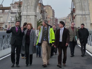 La subdelegada acompanyada per l'alcalde d'Amposta en el moment de creuar el pont. Un dels primers cotxes i diversos curiosos que s'hi van afegir.  R.ROYO