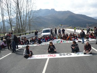 Els manifestants tallant l'inici de l'eix Vic-Olot.  J.C