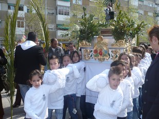 Costalers infantils ahir carregant el pas La Borriquita a Badia del Vallès.  E.A