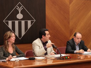 L'alcalde, Manuel Bustos, entre els regidors Montserrat Capdevila i Joan Manau.  E.A