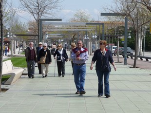 Turistes passejant per Santa Susanna. T.M