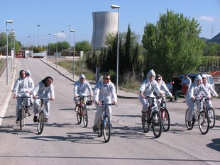 La bicicletada de Jóvens en Defensa de l'Ebre va sortir de la central nuclear d'Ascó. ACN