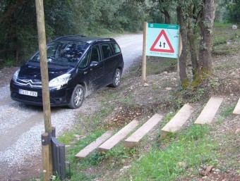 Un cotxe passant per la barrera de Sadernes, en una imatge d'arxiu. EL PUNT AVUI