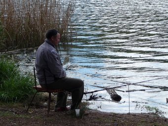 Un pescador en una imatge d'arxiu a la Marina, al terme de Castellet i la Gornal. A.M