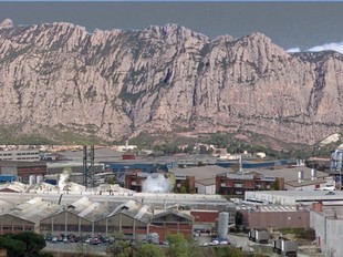 La imatge de l'esquerra mostra Montserrat i Collbató en l'actualitat. A la dreta, la simulació de la plataforma amb el futur polígon industrial.  EL PUNT