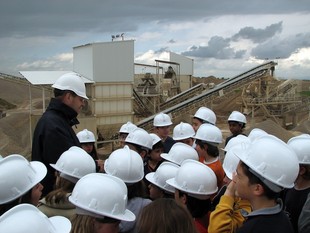 Els alumnes escolten les explicacions dels experts al davant de la pedrera de Bellpuig.