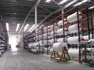 Bovines de tela elàstica emmagatzemades en el nou edifici de Dogi Internacional Fabrics SA al Masnou.