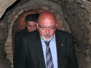 El conseller, Josep Huguet dins l'estret passadís del refugi de Benissanet.  ACN