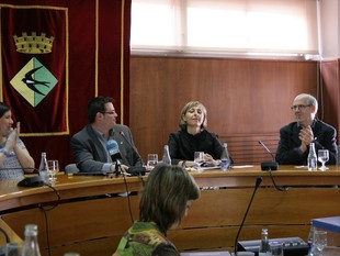 Enrique Sánchez Moral –el primer a la dreta–, durant el ple d'investidura de l'alcaldessa de Badia, Eva Menor.  E. AGULLÓ