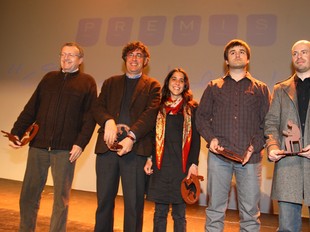 Els guanyadors de la nit literària d'Olot, en la tradicional imatge de grup, ahir a la nit.  LLUÍS SERRAT