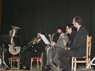 El primer concert va homenatjar el trompetista Miles Davis.