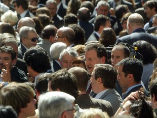 A dalt, Rajoy en un mar de gent, i el brindis del govern. A baix, el conseller Huguet amb orxata, i Mas.  GABRIEL MASSANA