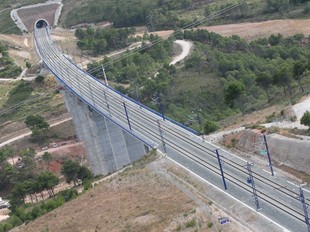 El CECCP creu que si s'haguessin destinat més recursos i atenció a la redacció del projecte dels túnels i el viaducte de la línia del TAV a Montblanc, ara no caldria reforçar-los.  JP.R