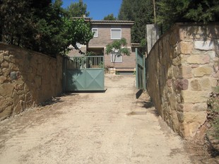 A l'esquerra, una imatge de la casa de Josep Gabriel i la seva família, i a la dreta, el mateix indret un cop enderrocat l'habitatge.  EL PUNT