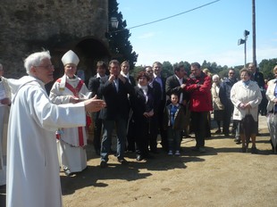 El rector Colomer a primer terme i el bisbe Godayol a fora el santuari a la nova plaça.  E. F