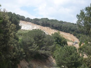 La pedrera d'en Busqué de Dosrius, on es vol instal·lar la planta de tractament. LL.M