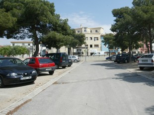 Imatge de l'aparcament, molt utilitzat al municipi, i que ara està sense asfaltar. /  J. F