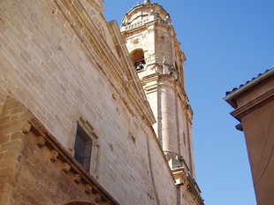 Església de l'Assumpció de Gandesa. A la dreta, arcades de la presó de Gandesa i Torre de Cal Xacó de Creixell.  EL PUNT