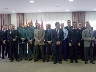 Foto de família de les màximes autoritats del Conselh Generau, Mossos d'Esquadra i Cos i Forces de Seguretat de l'Estat.