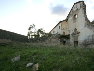 L'edifici, que data del s.XVI, està en estat de ruïna.  M.M