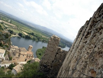 Vistes des del castell de Miravet, una fortalesa templera del segle XII. EL PUNT AVUI
