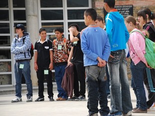 Alumnes participant en les activitats de la Trobada d'aules d'acollida a Sort.