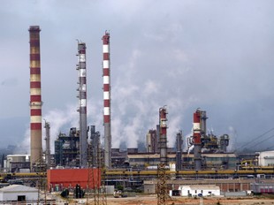 La refineria de Repsol Petróleo, a la Pobla de Mafumet (Camp de Tarragona), és el principal emissor industrial de Catalunya.  JUDIT FERNÁNDEZ