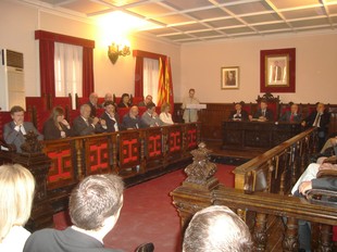 Més d'un centenar d'ex-regidors van omplir ahir la Sala de Plens de Tortosa.  A.P