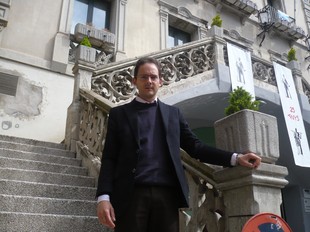 Marc Prat, fotografiat a les escales que donen accés a l'Ajuntament.  J.C