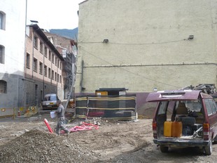 Les obres de la plaça, que han comportat l'accés restringit del trànsit al centre.  J.C