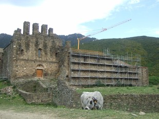 Una vista del monestir de Sant Quirze de Colera, amb la part dreta de la façana principal coberta de bastides. /  AJ. RABÓS E